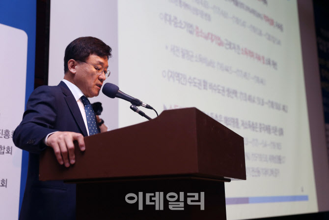  산업발전 포럼 주제발표하는 정만기 회장                                                                                                                                                           