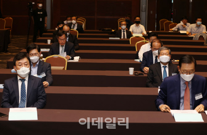  산업포럼 참가자들 거리두기 준수                                                                                                                                                                  