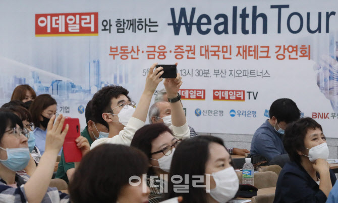 사진으로 기록하는 웰스투어 수강생들                                                                                                                                                               