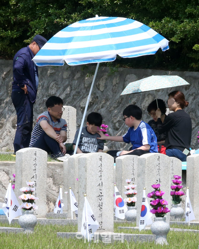 호국영령 기리는 유족들                                                                                                                                                                            