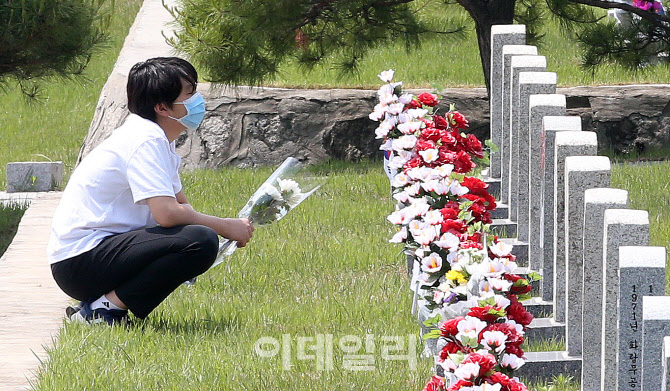 꽃다발 들고 호국영령 묘역 찾은 유가족                                                                                                                                                             