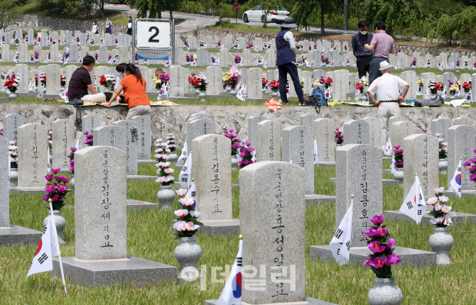 현충원 조상 묘역 찾은 가족들                                                                                                                                                                      