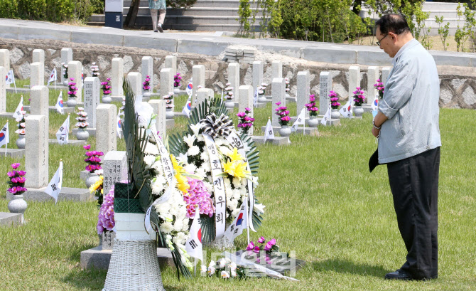 채명신 장군 묘역 찾은 노신사                                                                                                                                                                      