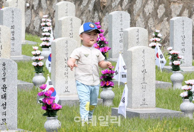 호국영령 묘역 찾은 어린이                                                                                                                                                                         