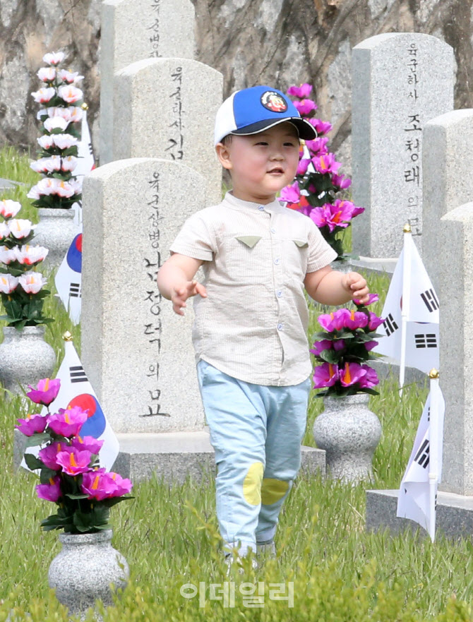 현충원 호국영령 묘역 찾은 어린이                                                                                                                                                                  