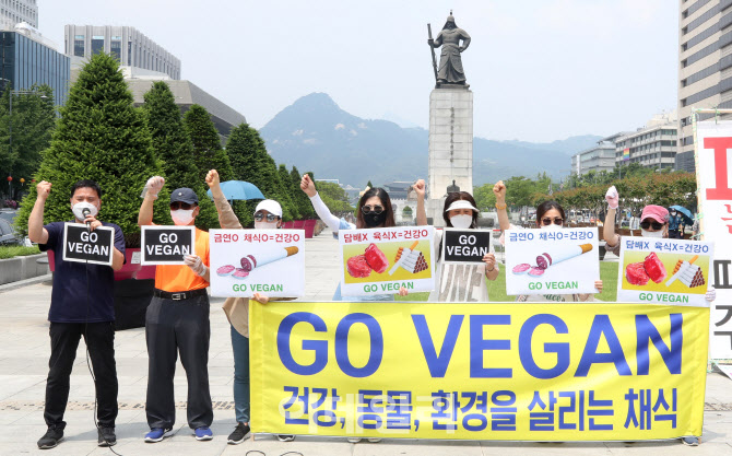 '흡연과 육식 반대하는 퍼포먼스'                                                                                                                                                         
