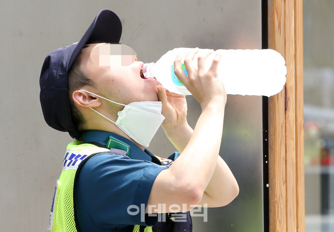 목이 절로 타는 무더위                                                                                                                                                                             