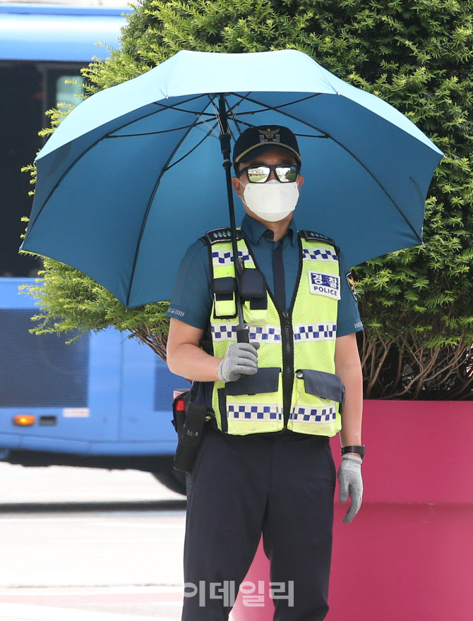 우산쓰고 경계근무서는 경찰                                                                                                                                                                        