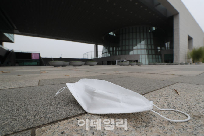 '다시 확산하는 코로나19'                                                                                                                                                                