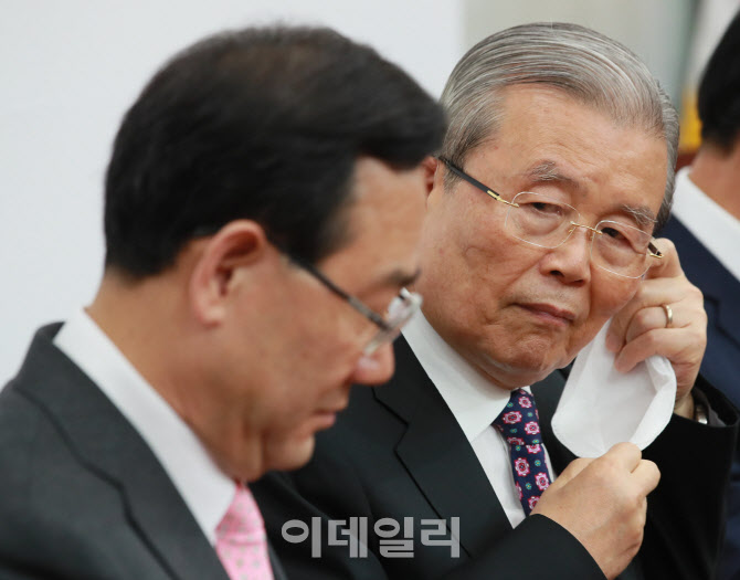 '비대위 참석한 김종인'                                                                                                                                                                  