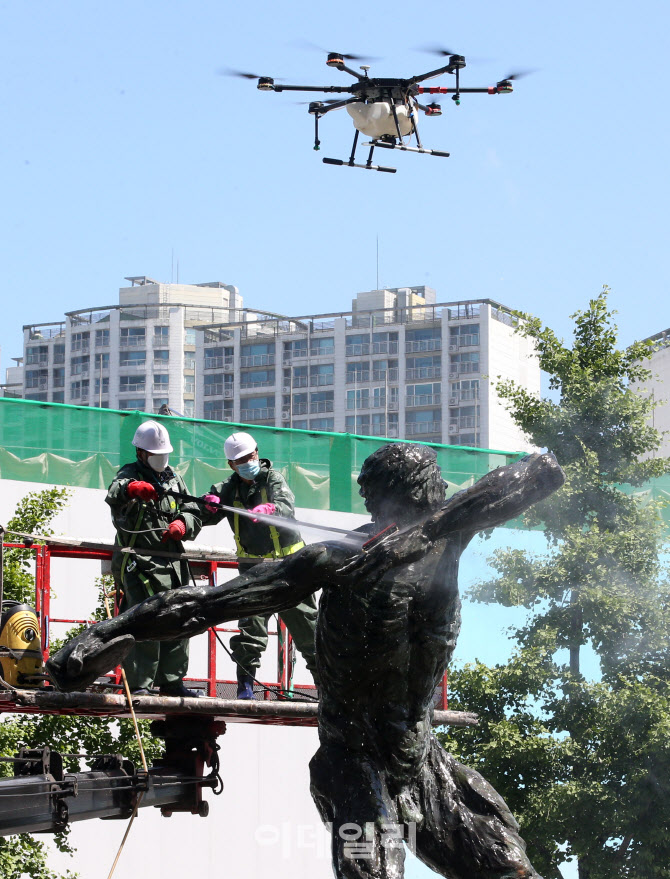 송파구, 드론 활용한 조형물 세척                                                                                                                                                                   