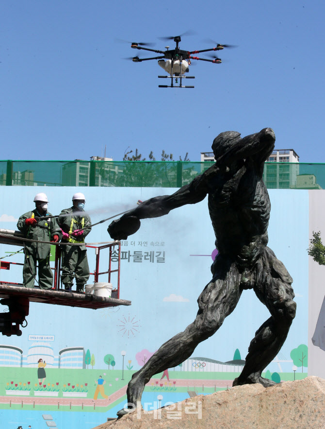 송파구, 드론 이용해 조형물 세척                                                                                                                                                                   