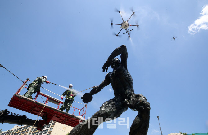 드론 이용해 조형물 세척하는 송파구                                                                                                                                                                