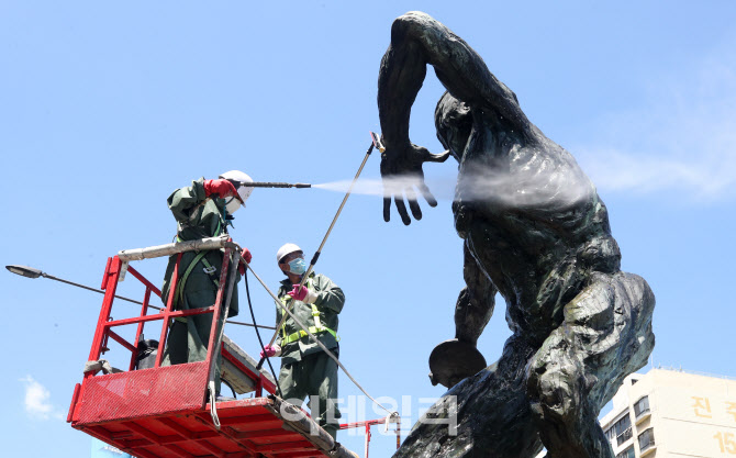 드론 이용해 올림픽 상징조형물 세척하는 송파구                                                                                                                                                     