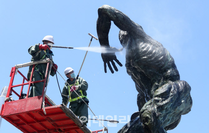 올림픽 상징조형물 세척하는 송파구                                                                                                                                                                 