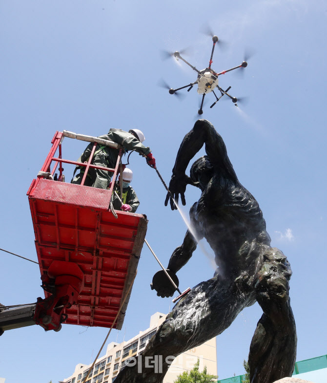 드론과 고압 세척기의 물세척 콜라보                                                                                                                                                                