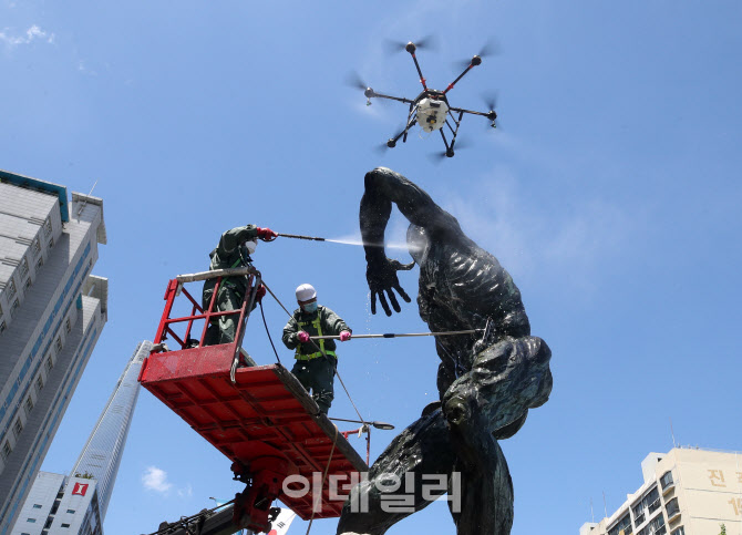 드론과 고압 세척기 물세척 콜라보                                                                                                                                                                  