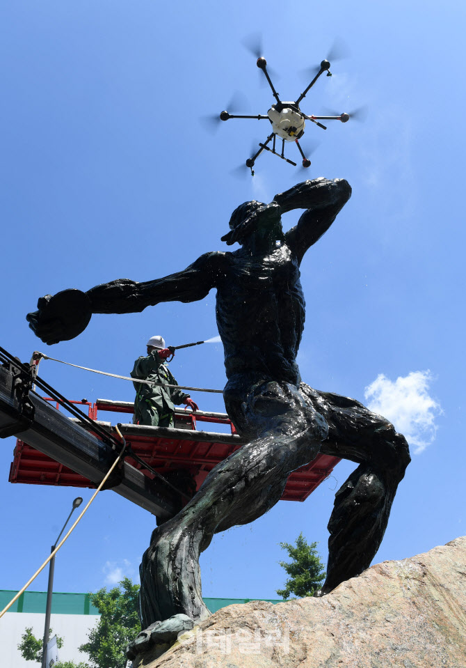 파란하늘 아래 물세척                                                                                                                                                                              