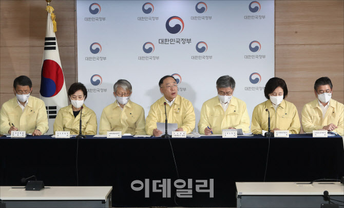 2020년 하반기 경제정책방향 브리핑에 모인 관련부처 장관들                                                                                                                                          