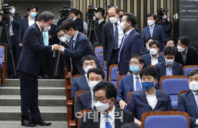 의원총회 참석하는 이낙연 의원                                                                                                                                                                     
