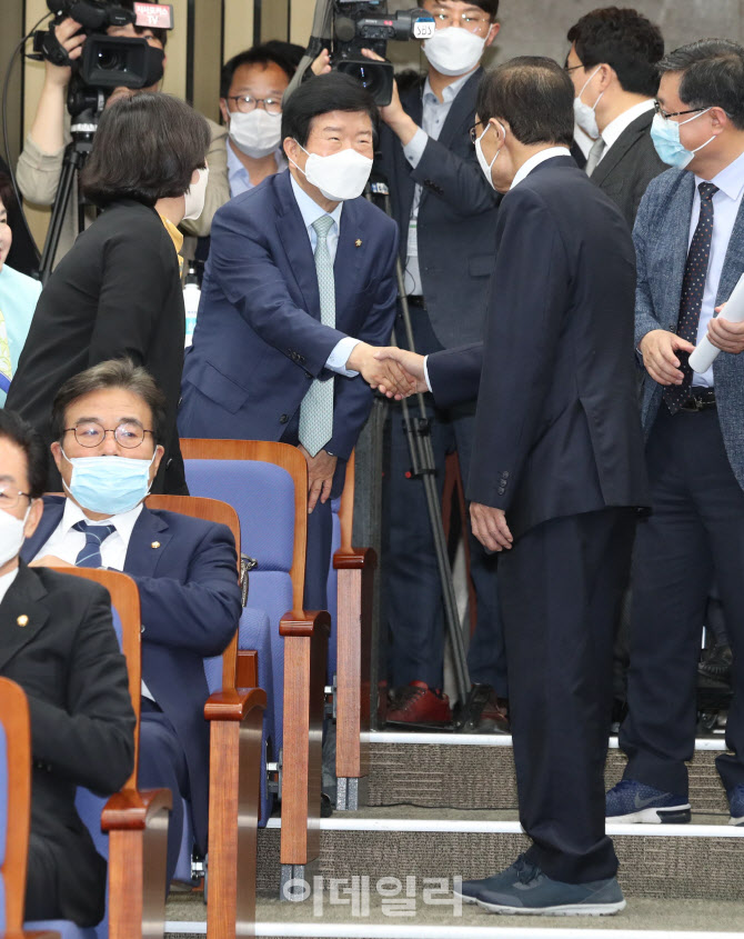 의원총회, '악수하는 이해찬-박병석'                                                                                                                                                      