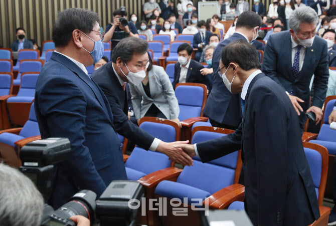 의원총회, '악수하는 이해찬-이낙연'                                                                                                                                                      