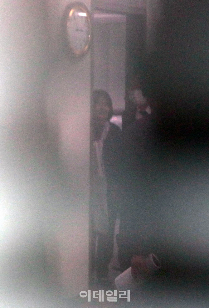 '찾아온 의원들 배웅하는 윤미향'                                                                                                                                                         