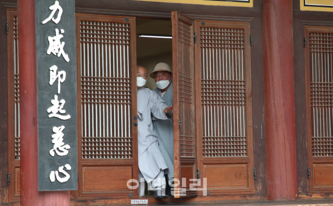 나눔의집 이사회장 나서는 성우스님                                                                                                                                                                 