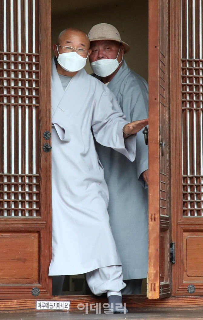 이사회장 나서는 상임이사 성우스님                                                                                                                                                                 