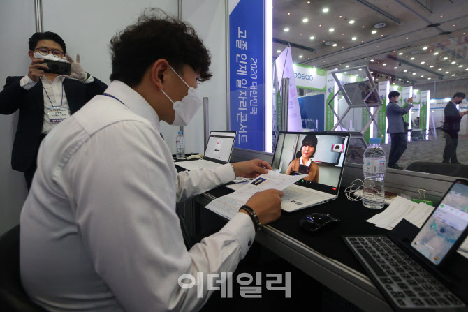 온라인으로 고졸 인재 면접 진행하는 인사 담당자                                                                                                                                                    