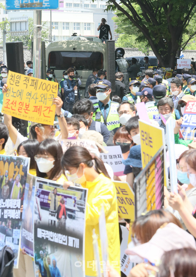 맞불집회 이어가는 보수단체                                                                                                                                                                        