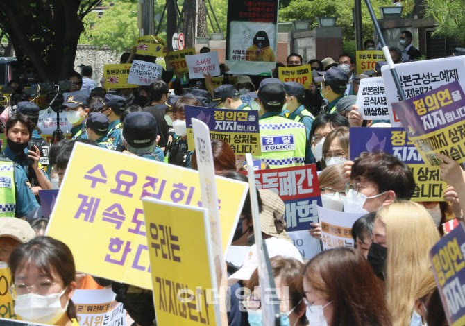 수요집회와 보수단체 집회 일촉측발                                                                                                                                                                 