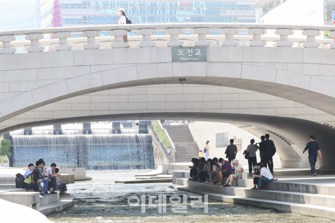 다리 밑에서 무더위 식히는 시민들                                                                                                                                                                  