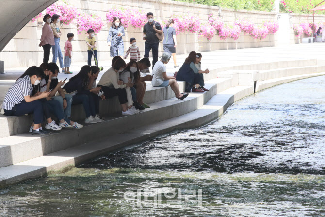 한낮더위 식히는 시민들                                                                                                                                                                            