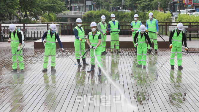 코로나19 극복을 위해 다중이용시설 방역                                                                                                                                                            
