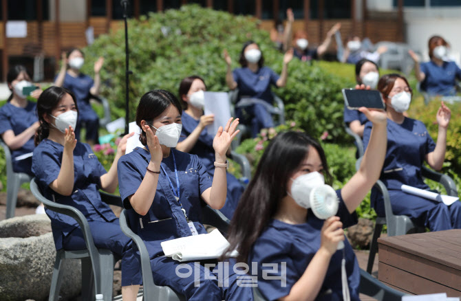 '폴 킴 목소리에 잠시 휴식'                                                                                                                                                              