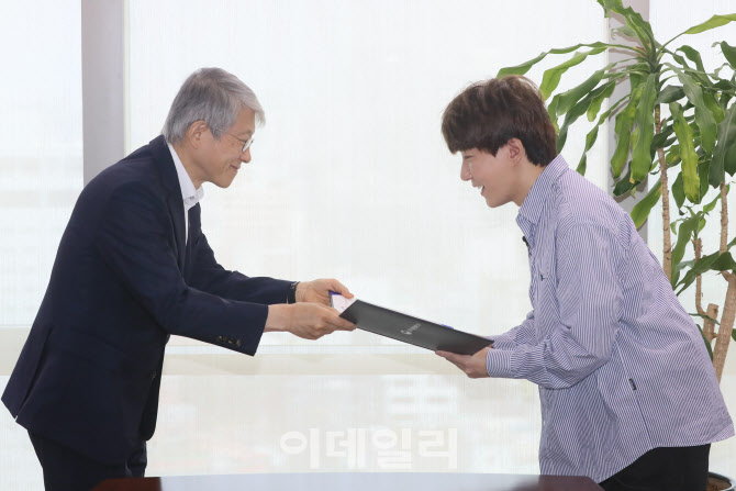 BJ 도티에게 위촉장 수여하는 최기영 장관                                                                                                                                                           