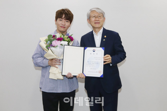 기념촬영하는 최기영 장관-BJ '도티                                                                                                                                                            