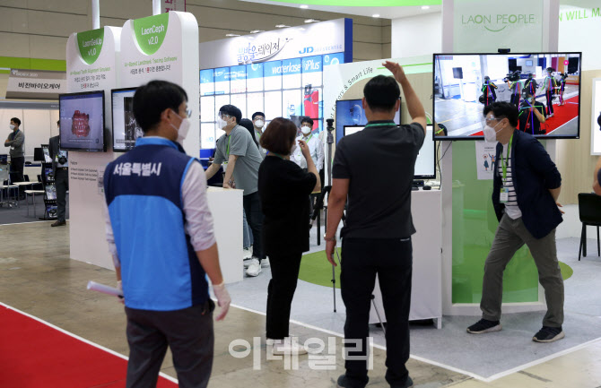  전시장 거리두기 단속중                                                                                                                                                                           