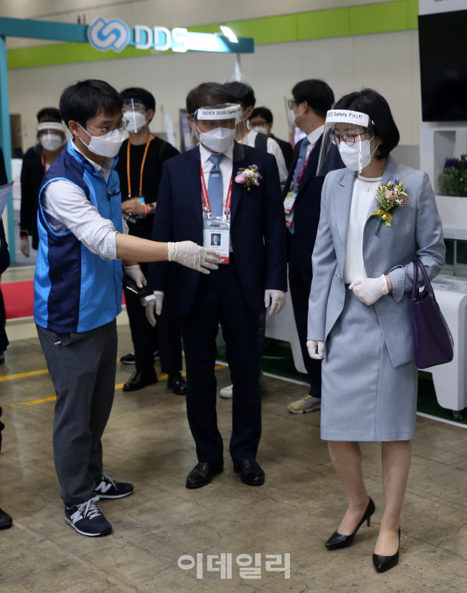  거리두기 하세요~                                                                                                                                                                                 