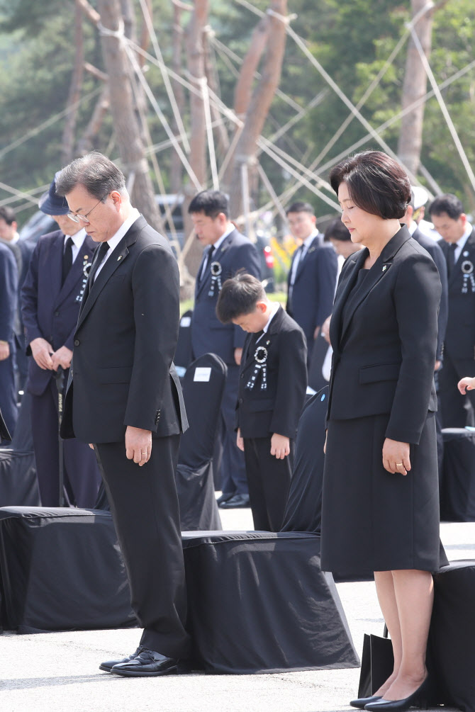  문재인 대통령 내외 묵념                                                                                                                                                                          