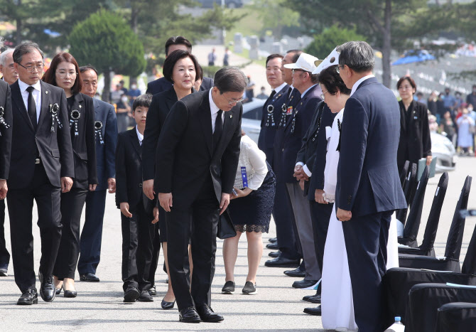  참석자들과 인사하는 문재인 대통령 내외                                                                                                                                                           