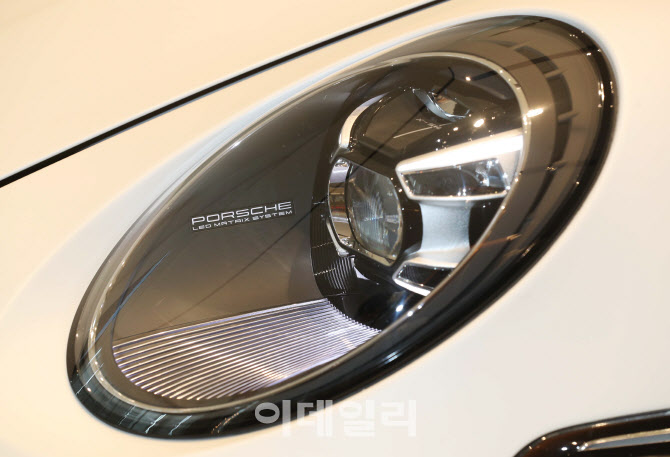 '다니엘 아샴 포르쉐 911'의 헤드라이트                                                                                                                                                   