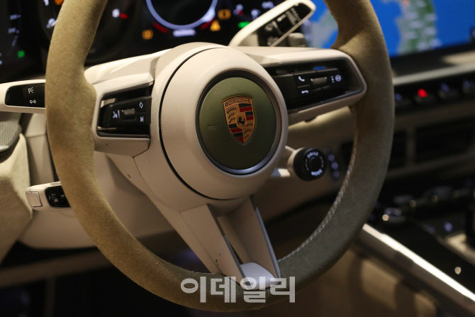 '다니엘 아샴 포르쉐 911'의 스티어링휠                                                                                                                                                   