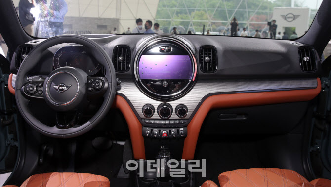 2세대 컨트리맨의 부분변경 모델, '뉴 미니 컨트리맨'의 스티어링휠과 센터페시아                                                                                                            