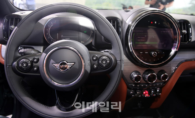 '뉴 미니 컨트리맨'의 스티어링휠과 센터페시아                                                                                                                                            
