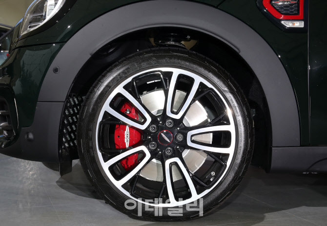 '뉴 컨트리맨'의 휠                                                                                                                                                                      