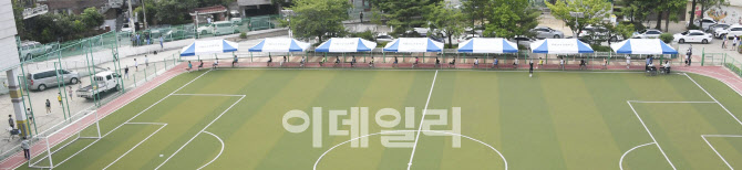 일요일 학교를 찾은 학생들                                                                                                                                                                         