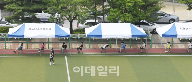 거리를 두며 검사 기다리는 난우초 학생들                                                                                                                                                           