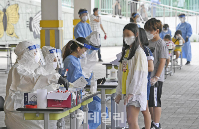 검체 채취를 앞둔 난우초 학생들                                                                                                                                                                    